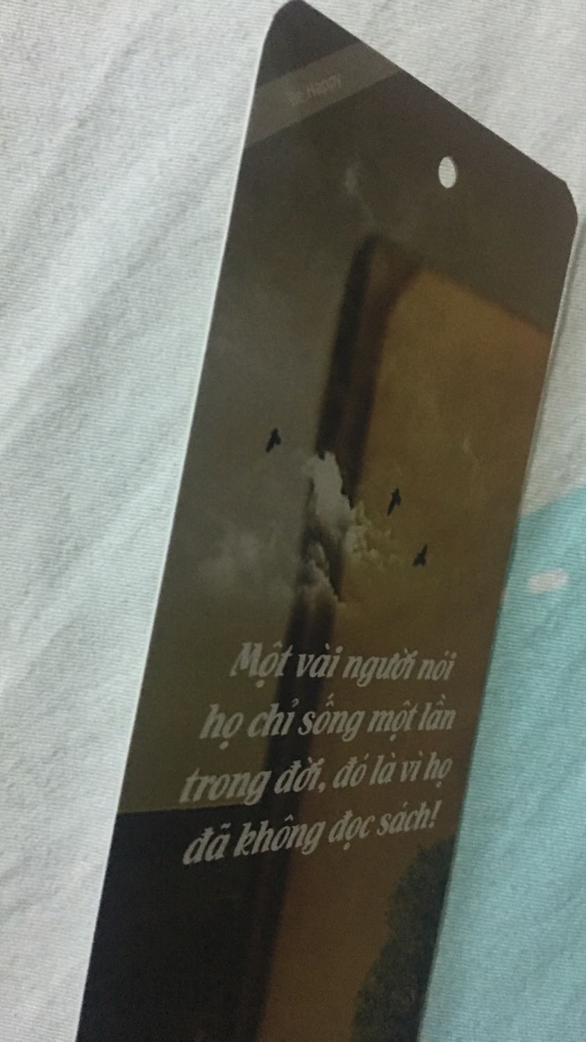 Thích những câu văn trên bookmark nên mua , bìa bookmark bình thường không cứng quá mà cũng không mềm , ba mươi mấy ngàn mua ly trà sữa uống cũng hết nên mua 10 bookmark cũng đáng tiền . 
Mua hàng tiki nhiều quá chắc mấy anh ship nhớ nhà nhớ bản mặt em luôn . 
Nên mua .