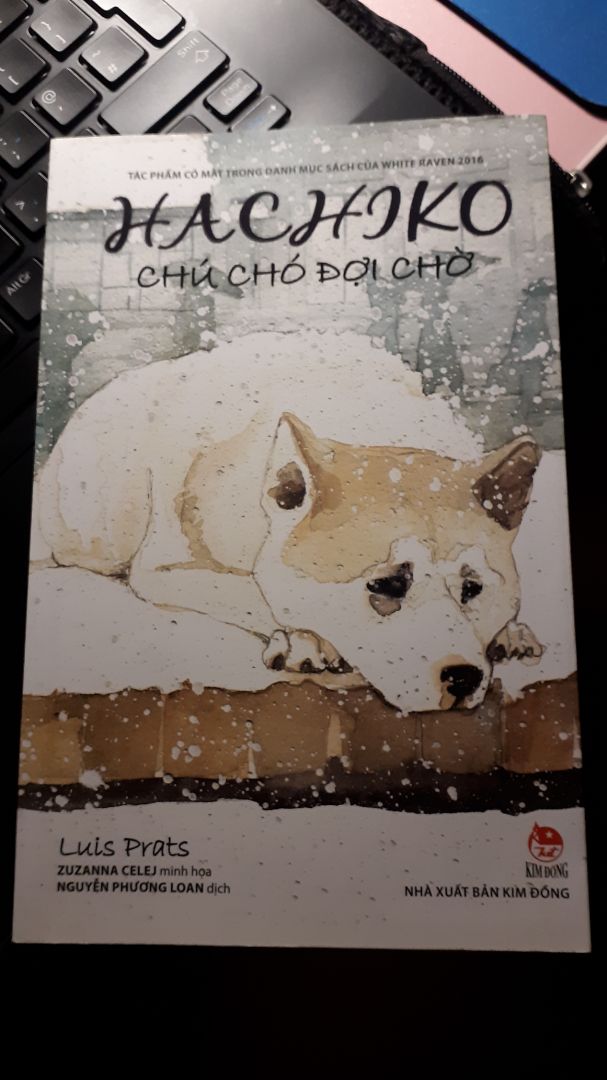 Biết đến Hachiko lần đầu tiên qua bộ phim của Mĩ, mình đã khóc rất nhiều, và đã thích Hachiko rất nhiều. Mình đã rất hạnh phúc vì có thể gặp lại cậu qua..."trang sách". Chỉ là những câu chuyện ngày thường trong cuộc sống của cậu cùng gia đình giáo sư Eisaburo, nhưng ở đó người ta ngưỡng mộ sự trung thành của cậu, người ta xúc động với tình cảm giữa cậu và con người, đặc biệt là với vị giáo sư nông nghiệp già (có cậu, giáo sư vui vẻ "như một đứa trẻ nhận được món đồ chơi mới"). Hi vọng một ngày mình có thể đáp chuyến tàu tới ga Shabuya, để khi mở cửa ra, mình cũng có một cậu bé "Hachiko" ở đó, "chào mình" bằng ánh mắt "cậu chào giáo sư".