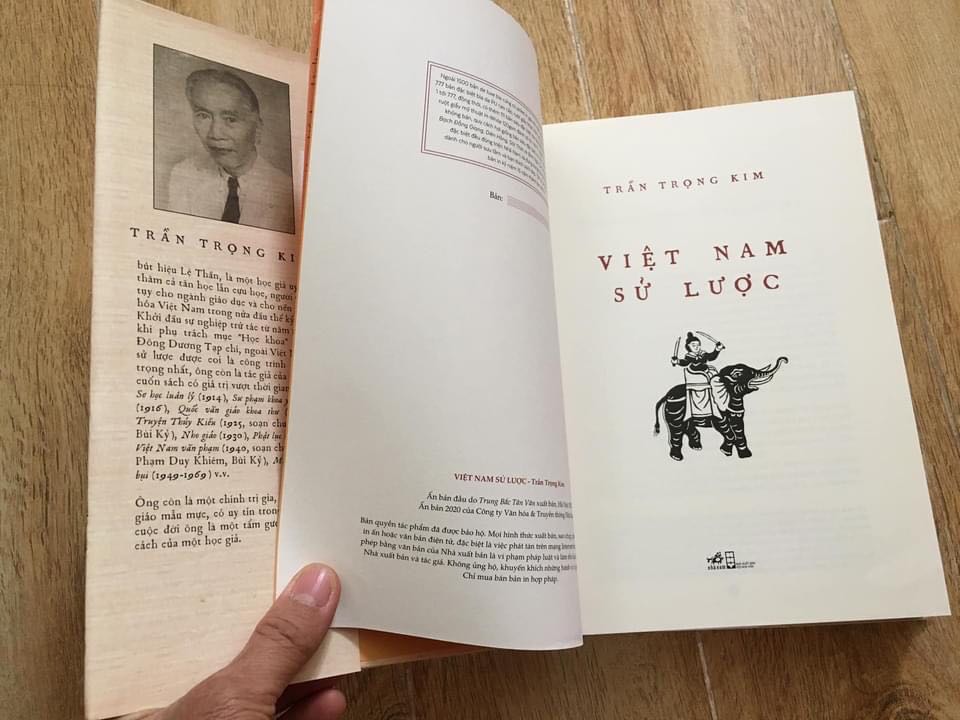 Đã được đọc trước!

Đọc để thấy lịch sử còn nhiều mơ hồ nhưng cũng không thiếu những sự kiện, diễn tiến rõ ràng chân thực.

Đọc để thấy dân tộc VN có một quá trình dựng nước và giữ nước hào hùng. Dân tộc VN đúng có "tinh thần thượng võ", Anh ngữ gọi là "war-like" mình thấy chính xác, cái tinh thần "war-like" nó ăn vô gene của người Việt cho đến nay luôn rồi.!
(Ra đường va quẹt nhẹ, hay "nhìn đểu" cái rồi biết he)

Nhưng cũng đừng quá tự hào khi có quá nhiều cuộc chiến chết chóc đẫm máu trong suốt chiều dài lịch sử. Có tìm hiểu lịch sử VN mới thấy rõ ràng VN có thể tránh được nhiều cuộc chiến lớn, chung quy do bởi tầm nhìn hạn hẹn và cái tính "war-like" đó. Từng có một vị lãnh đạo của Thái Lan phát ngôn rằng đất nước họ lại tự hào không phải đánh đuổi đế quốc sừng sỏ nào cả...
Đúng là may mắn thay cho dân tộc họ.!

Mấy vị làm công việc đặt tên đường vô đây xem xem, có nhiều vị anh hùng, chí sĩ, trí thức,.. đã trãi qua hàng trăm hàng ngìn năm nhưng chưa thấy được chọn đặt tên đường, lại chọn đâu nhiều tên lạ lạ mới mới mới mới... Gì cũng vậy, cạn đìa mới biết lóc trê, lịch sử minh chứng mới hê tên đường chứ!