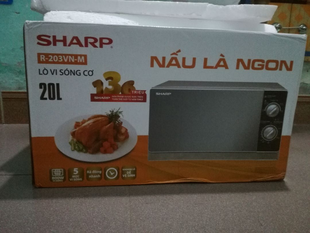 Đặt hàng sau 3 hôm mình đã nhận được, lần này tiki giao hàng rất nhanh. Sản phẩm được đóng gói cẩn thận, đúng phong cách của tiki, lò đầy đủ bảo hành, mới sử dụng nên chưa biết có bền không. Mua đúng hôm tiki sale còn 999k, áp mã gg còn hơn 800, quá rẻ cho 1 cái lò vi sóng. Nói chung mình hoàn toàn hài lòng với sản phẩm. ? Đặt hàng sau 3 hôm mình đã nhận được, lần này tiki giao hàng rất nhanh. Sản phẩm được đóng gói cẩn thận, đúng phong cách của tiki, lò đầy đủ bảo hành, mới sử dụng nên chưa biết có bền không. Mua đúng hôm tiki sale còn 999k, áp mã gg còn hơn 800, quá rẻ cho 1 cái lò vi sóng. Nói chung mình hoàn toàn hài lòng với sản phẩm. ?