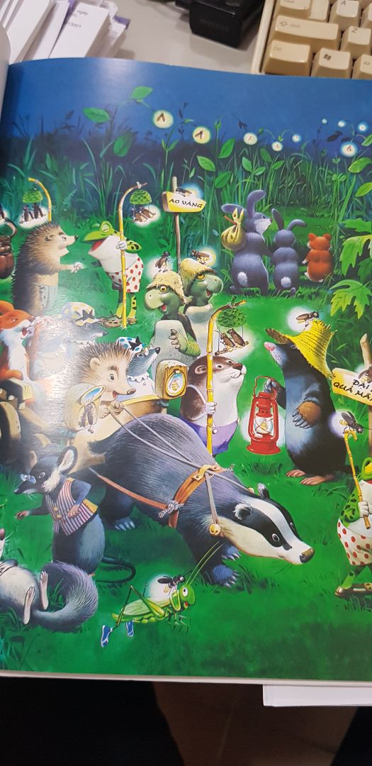 bìa cứng cáp, giấy cứng và bóng, màu sắc in cũng rất đẹp