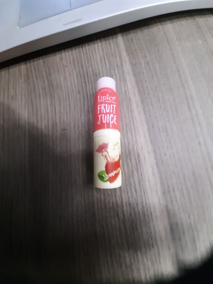 Chất son tương đối ổn so với giá, mềm, mượt vừa phải. Giữ ẩm trung bình, không phù hợp với người môi khô (như mình).
Màu sắc ok, kiểu hồng hồng chứ không phải đỏ lè như trong hình đâu. Son mau trôi.
Mùi thơm nhẹ, không nồng mùi hóa chất như một số sp đồng giá.