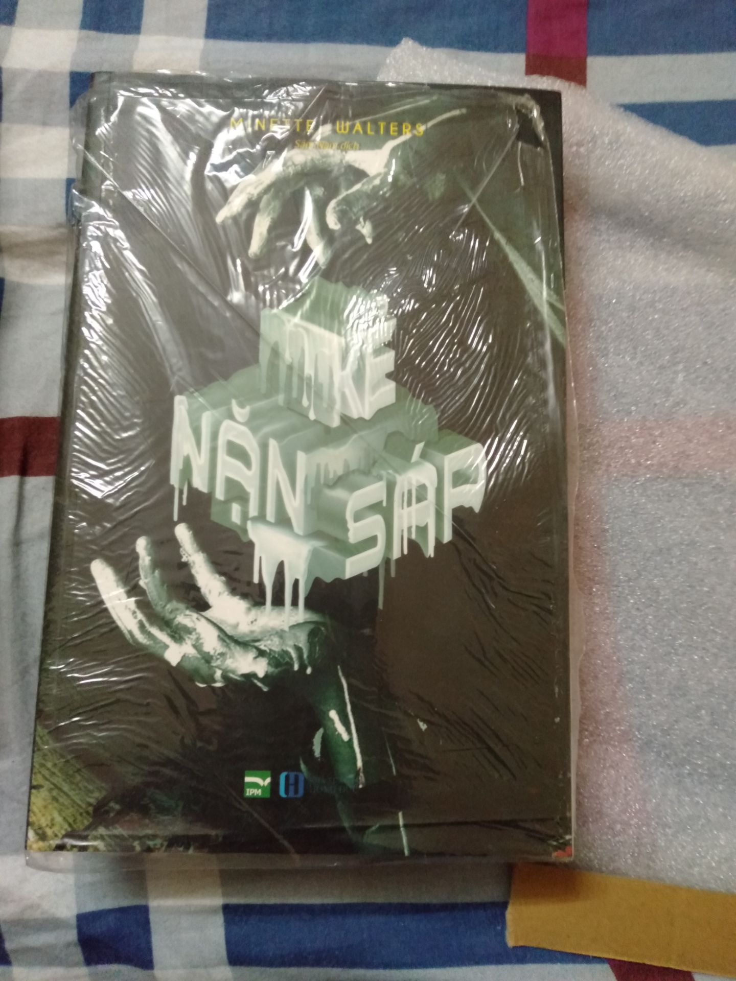 thực sự rất vui vì lần giao hàng lần này, mua trong đợt sale lớn nhưng chất lượng sản phẩm không chê đâu được, fahasa đóng hàng cẩn thận, đặt từ trưa hôm trc và chiều hôm sau đã có.