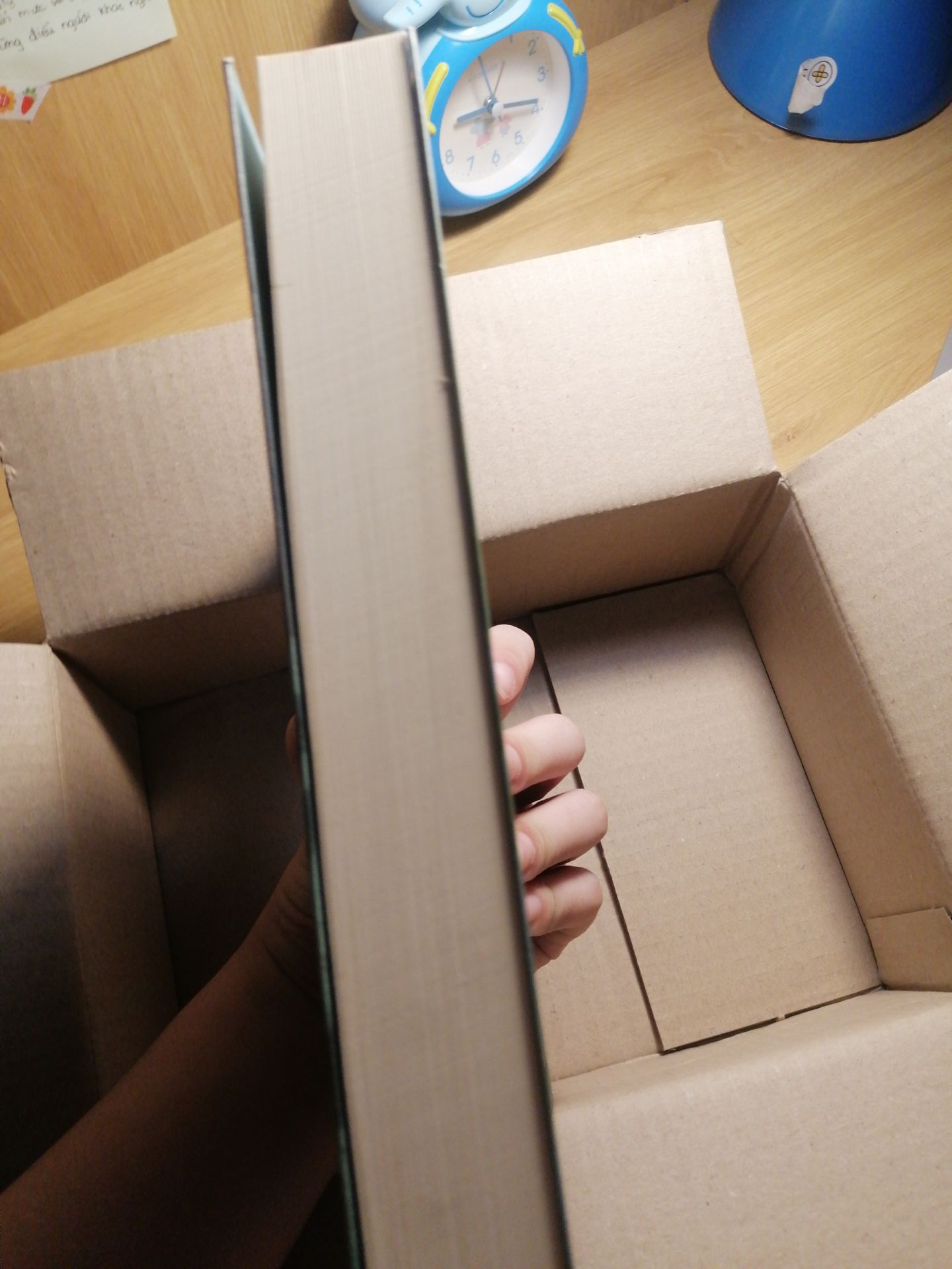 Ui, tiki giao hàng rất nhanh mặc dù mình đặt giao tiết kiệm. Mình đặt từ tối thứ 5, dự kiến giao hàng vào hôm thứ 7 ấy ạ, mà sáng thứ 6 hôm nay hàng đã về rùi. Mùa dịch mà mình rất thích dịch vụ giao hàng của Tiki luôn ấy ạ. Sách rất đẹp, cuốn này là tập 2 của series Morrigan Crow ấy, mình đặt tập 1 đọc thích quá nên lên Tiki đặt tiếp tập 2, mà nội dung hay lắm ạ, thể loại fantasty kì ảo thì rất quen thuộc với mọi người rồi. Tác giả rất biết cách cuốn hút người đọc, lời văn mạch lạc rõ ràng mà đôi khi hài hài nhẹ nhàng. Mọi người nên mua nha.