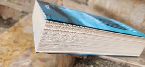 Sách thì bị vào giấy thừa ra rất xấu,cạnh sách thì bị bẩn do vết tay đen cầm vào. Đang lăn tăn k biết có phải sách chính hãng của 1980 phát hành k