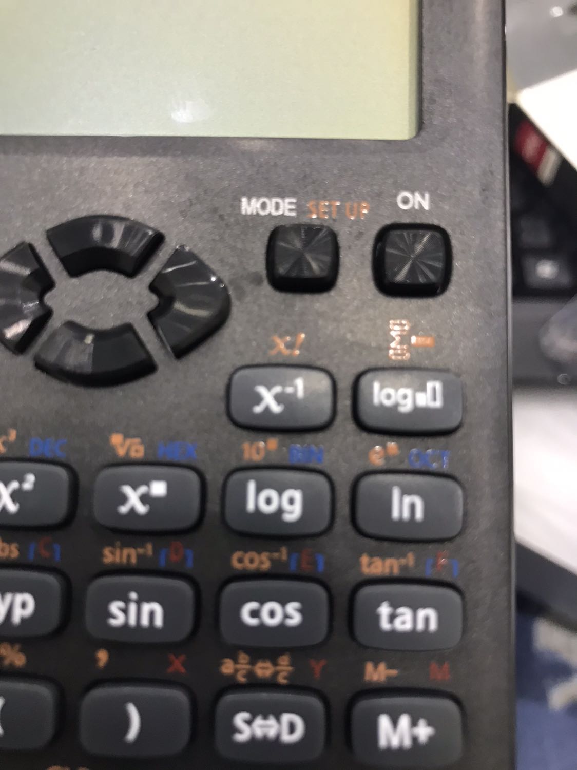 Mình nhận hàng rất nhanh nhưng thấy đây không phải là máy mới, đã bị bóc ra nhiều lần nên băng dính niêm phong rất bẩn. Máy tính thì có 2 vết trầy như hình chup. Yêu cầu Tiki giải quyết đổi lại máy khác cho mình. Ngoài ra đóng hộp rất cẩu thả không hề bọc xốp