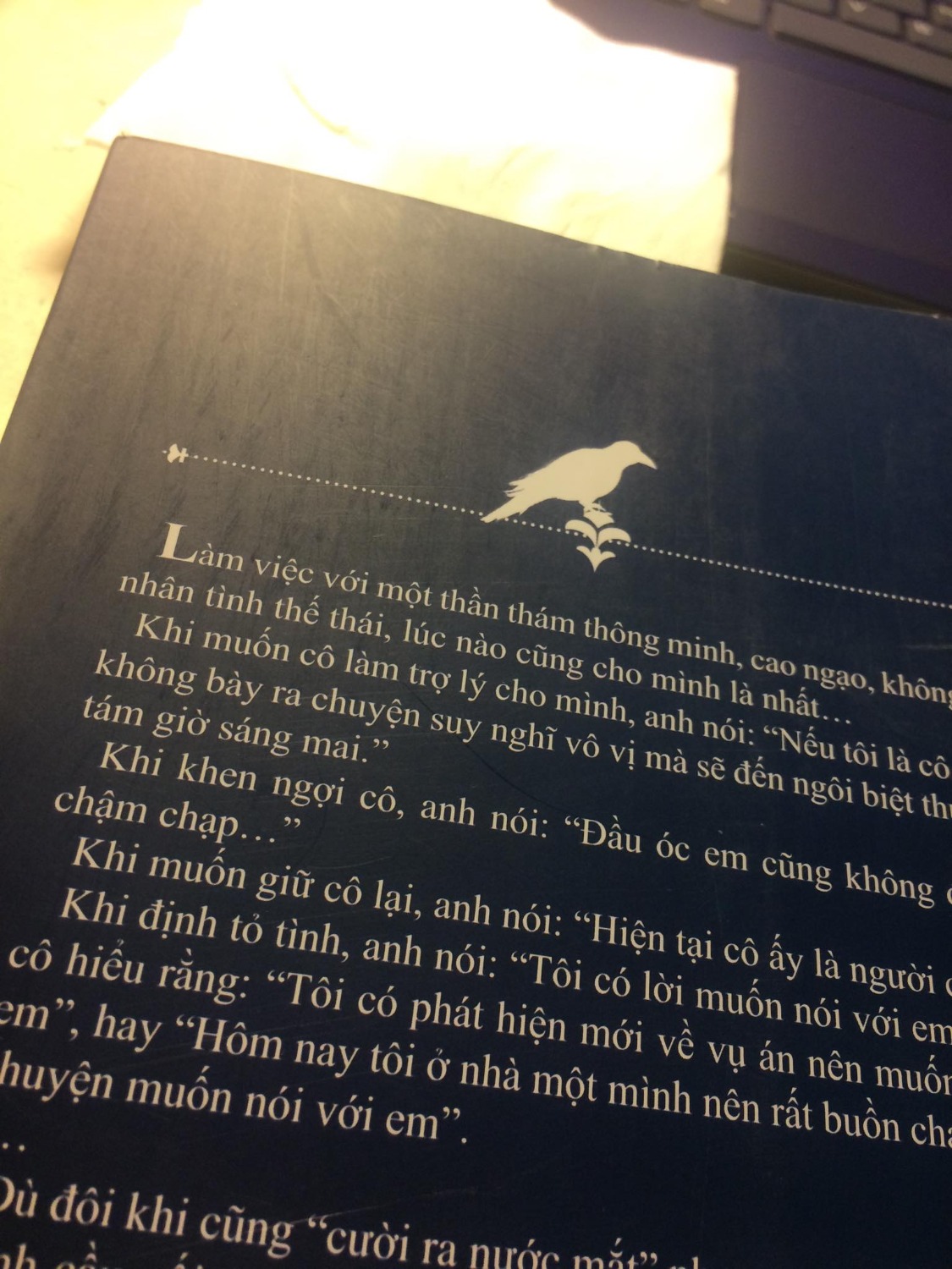 Truyện ngay sau khi được bỏ ra khỏi hộp của tiki thì đã làm cho tâm trạng của mình từ vui sướng hồi hộp và thầm cảm ơn Tiki vì giao hàng khá nhanh thành là thất vọng với khuôn mặt méo xệch. Không thế tưởng tượng được độ xước, bẩn, bám bụi. Nhìn vào cuốn truyện mà thấy sót thương thay cho nó. Nhiều chỗ ở mép cuốn sách còn quăn và rách, trông nhìn như đã mua được mấy năm vậy. Nhìn mà thấy đây không giống sách mình mua ở Tiki mà như mua ở chợ sách cũ vậy. Hay do là từ năm 2018 còn hàng tồn nên bên Tiki gửi cho khách những cuốn cũ như này. Thất vọng
