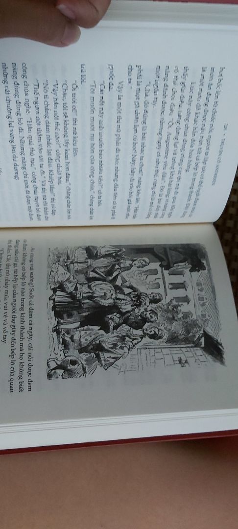 - Tiki giao nhanh, đóng gói kĩ, thùng carton cứng cáp, dán keo ở các cạnh, mép và góc nhọn. Mình đặt 2 quyển Andersen và 1 Nghìn lẻ một đêm. Cả 3 quyền đều dày cộp nhưng đều nguyên vẹn, không móp, sứt mẻ, rách xước gì cả.
- Hình thức: Bìa cứng, hoa văn trang trí tinh tế, trang lót rực rỡ sắc màu, phải nói là thích mê, cảm giác như trở về tuổi thơ vậy. Ruột sách độ dày đáng kể (720 trang), giấy vàng không nhức mắt, sờ vào rất láng và tương đối dày nên không bị hằn chữ từ trang sau. Chữ in đều mực, không lem, không nhạt, cỡ chữ vừa đủ đọc.
- Nội dung: Văn phong mượt mà, dịch thuật chỉn chu, tên nhân vậy KHÔNG BỊ PHIÊN ÂM. Có rất nhiều truyện, nội dung thật sự rất lôi cuốn, có chiều sâu ý nghĩa, đáng suy ngẫm. Có hình ảnh minh họa đẹp, sống động giúp người đọc dễ mường tượng. Mình nghĩ đối tượng đọc không chỉ người lớn muốn mở mang kiến thức, mà trẻ em cũng rất phù hợp nhé.