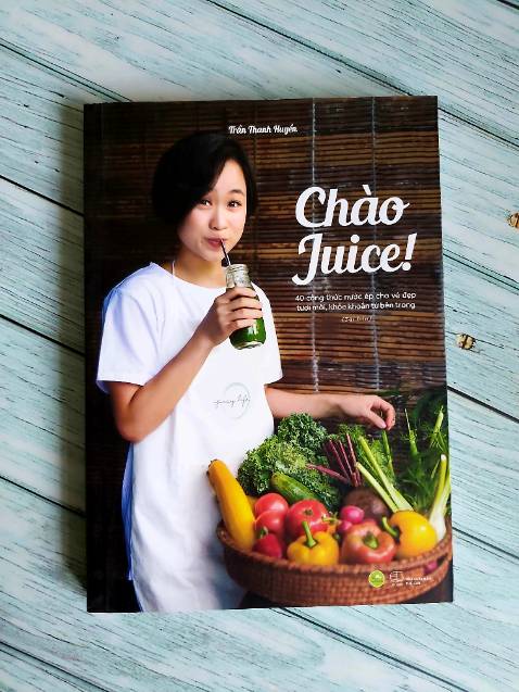 Cho đến ngày mình tìm thấy blog juicylife.vn của chị Huyền, mình hiểu hơn Juice không còn đơn thuần là nước ép cam, ép bưởi trước kia nữa mà nó là cả thế giới sắc màu được ép từ vô vàn những rau củ quả. Juice không đơn giản chỉ để giải khát nữa mà Juice là cách nhanh nhất và đơn giản nhất giúp cơ thể của mình khỏe hơn, tươi mới hơn với dinh dưỡng, vitamin và enzyme sống từ rau củ quả.
Nguyễn Huyền - Trưởng nhóm Chăm sóc khách hàng thương hiệu True Juice