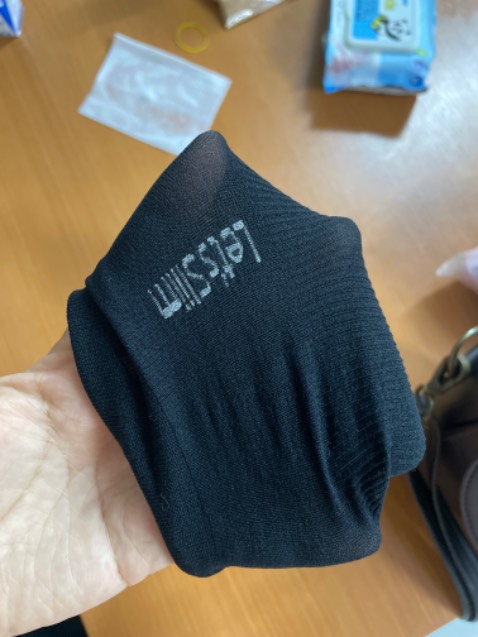 Găng tay mỏng quá, mình ko nghĩ là mỏng tới vậy luôn. Nếu đang xước móng tay thì chỉ cần 1 vệt là rách. Găng tay mỏng quá, mình ko nghĩ là mỏng tới vậy luôn. Nếu đang xước móng tay thì chỉ cần 1 vệt là rách.