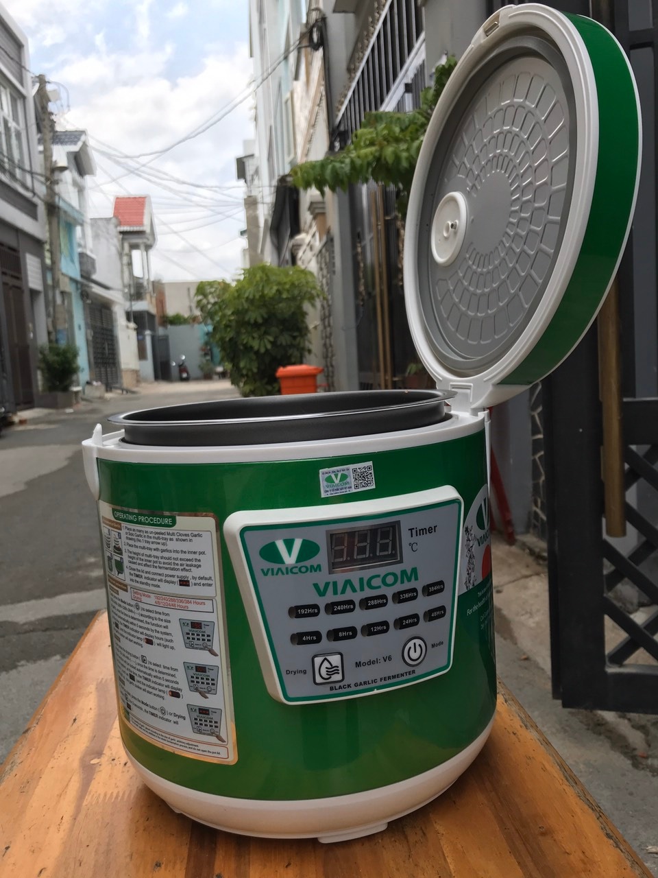 Thấy bạn bè giới thiệu quá trời nên mua thử xem thế nào, thấy giá nó rẻ hơn nhiều hãng mà nhiều tính năng. Nhận hàng được mấy ngày rồi, thấy màu nó sang chảnh hơn trong hình nữa. Đang làm rồi, máy chạy ổn. Tạm kết luận: sản phẩm đúng như mô tả, màu sắc, tính năng OK, linh phụ kiện giấy tờ bảo hành đầy đủ, có tem chống hàng giả nên yên tâm luôn. 
Chất lượng tỏi đen chờ xong mẻ đánh giá tiếp.