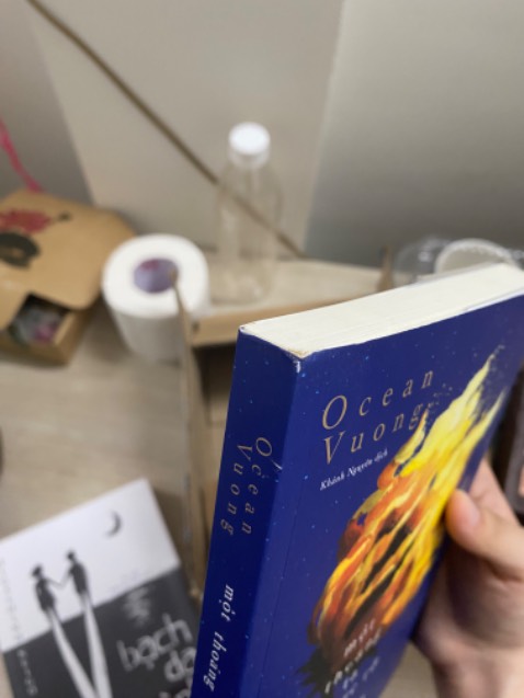 Theo mình nhớ thì đây là lần đầu đặt sách của tiki trading mà nó trục trặc hết sức. Giao hàng cho mình thì lâu, mà sách giao đến đựng trong cái hộp carton móp rách và dán keo niêm phong không cẩn thận. Xong sách ở trong cả 2 cuốn đều cong và hư góc, mua bookcare mà bìa rách rách, rồi thấy bụi quá trời lun. Nhưng cũng may sau đó mình có nhắn tin muốn đổi hàng thì nhân viên tl rất nhanh và nhiệt tình, đổi hàng cho mình cũng rất nhanh, đánh giá cao khúc này. Hôm nay mình mới nhận dc hàng đổi trả, sách dc đổi mới và đẹp hơn rất nhiều, góc không bị cong hay móp, bìa sách cũng ok luôn. Vì nhân viên tl rất nhanh và thái độ tốt hàng đổi lại mình rất hài lòng nên mình sẽ đánh 4 sao. Mong rằng lần sau đặt sách của tiki trading sẽ không gặp tình trạng này nữa, đây là lần đầu tiên mà mình nhận hàng xong phải nhắn tin để đổi hàng luôn í. 
Hai hình đầu là giao hàng lần 1
Còn video cuối cùng là sau khi đổi hàng