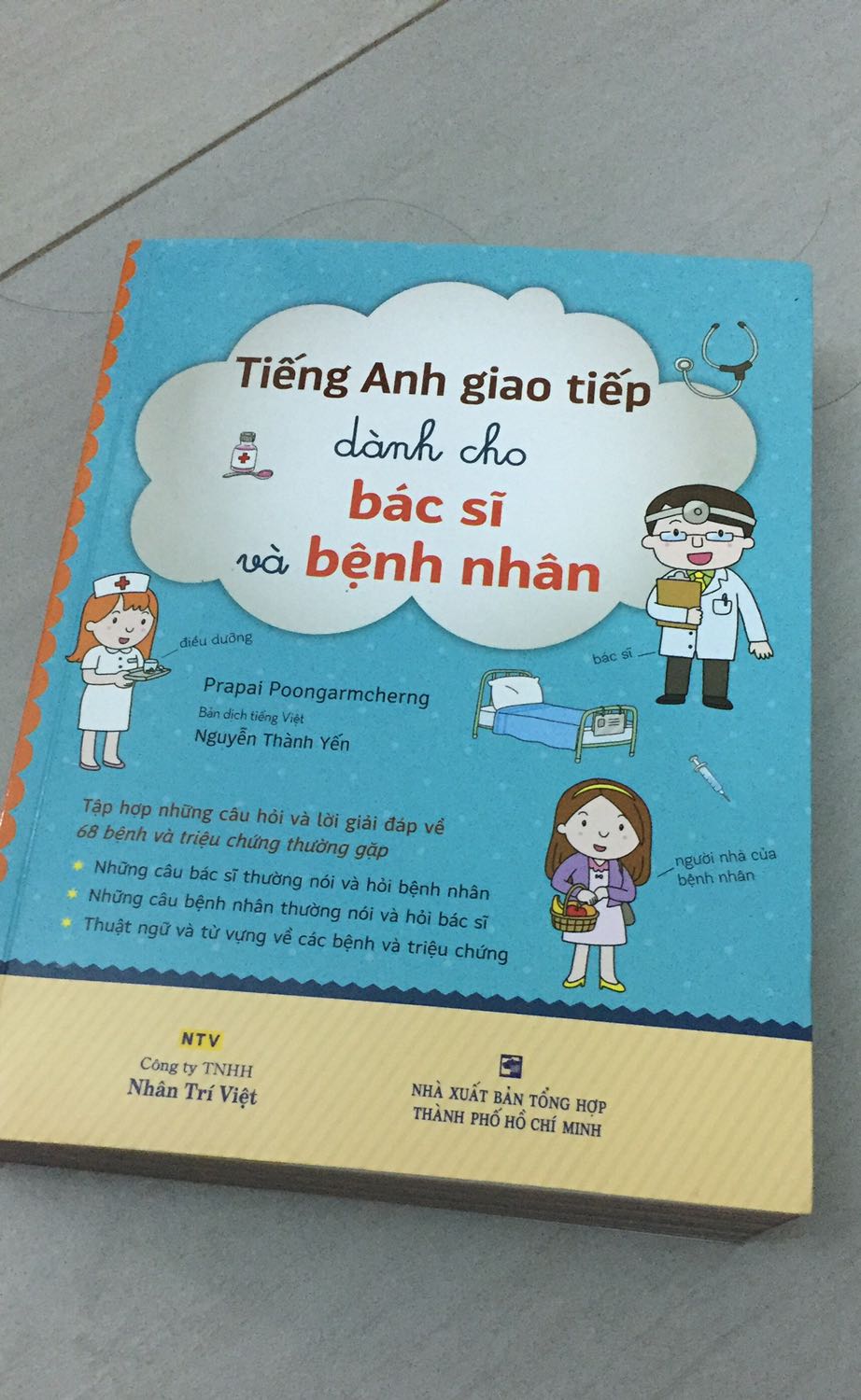 Sách in màu đẹp, nội dung trình bày hấp dẫn, có phần phiên âm và dịch nghĩa ngay phía dưới mỗi câu tiếng anh. Nội dung dễ hiểu, có phần nghe đi kèm sách.