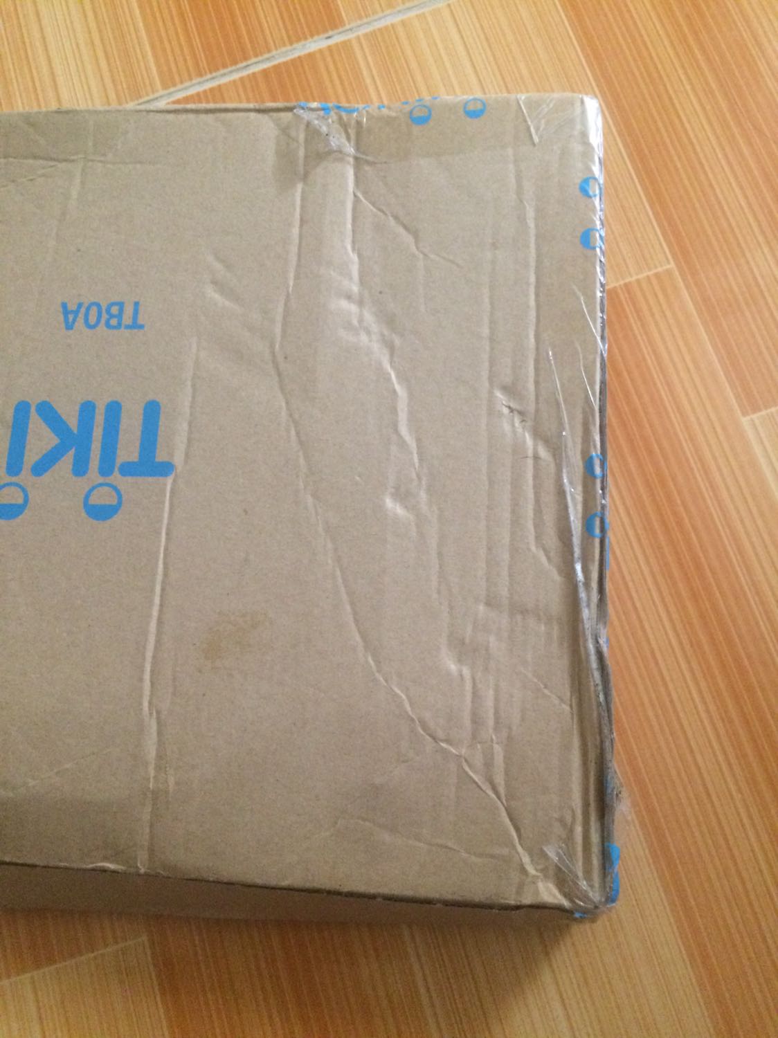 Do dịch nên TIKI giao lâu, đặt tận 1 tháng mới tới nơi. Nhưng trc h mình đặt hàng Tiki luôn nhận đc hộp hàng nguyên vẹn mà hnay nhận đc hàng muốn khóc luôn =)))) may mà sách bìa cứng và có bìa nilong bên ngoài nên k sao chứ nếu là sách bìa mềm chắc là rách tươm luôn rồi