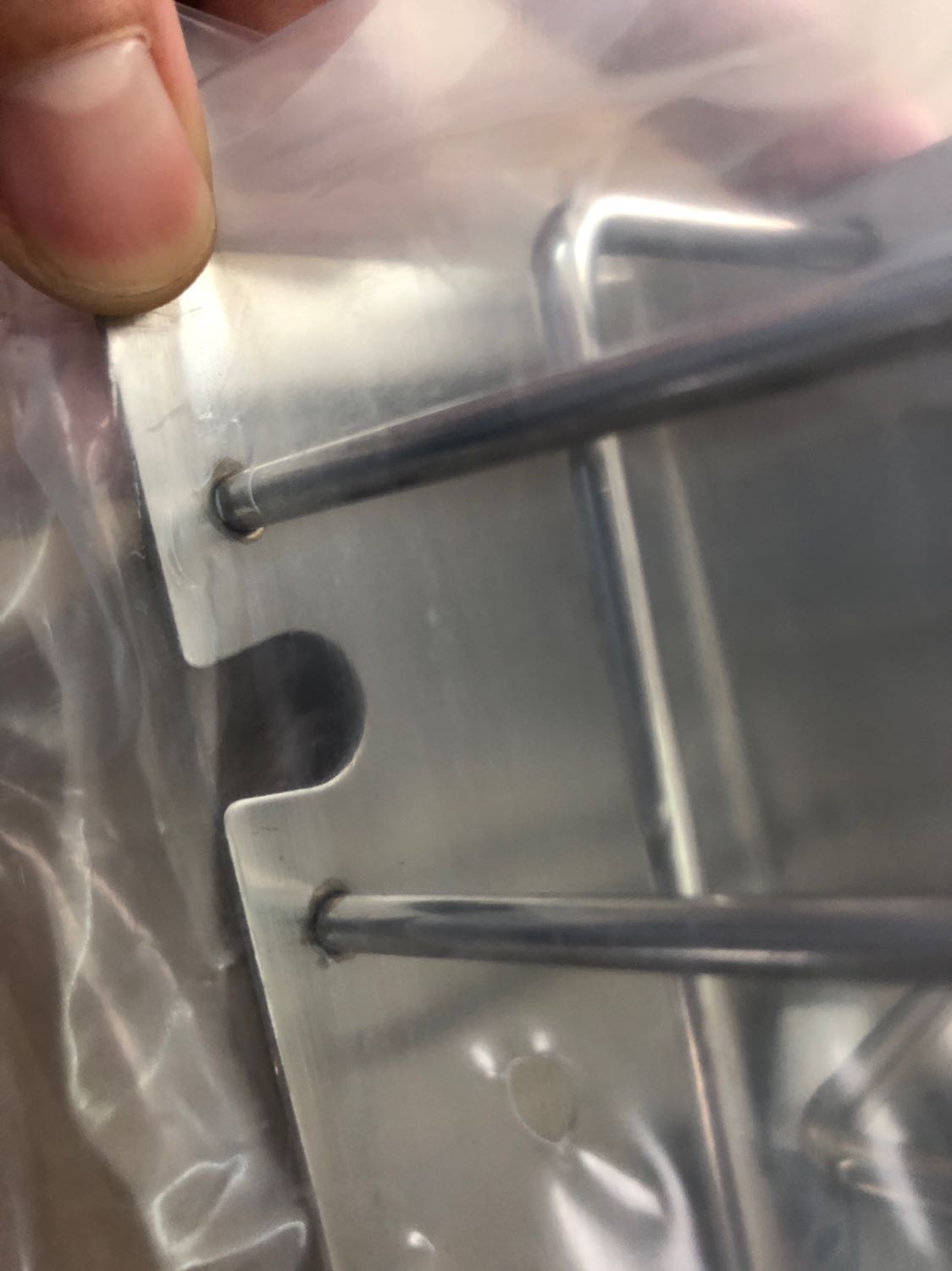 Hàng đểu, trầy xước, rỉ. Giống như hàng bị trả lại rồi đóng gói bán lại cho người khác.