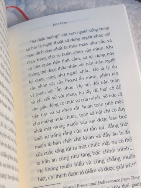 “Sống như một chú mèo có nghĩa là không muốn gì ngoài cuộc sống bạn đang sống.” 
                                     🐈🐈🐈
                                          ***
Chọn cho mình cuốn sách này cho đầu năm mới có lẽ là một sự lựa chọn đúng đắn. 
Vì là sách triết học nên nhiều trích dẫn của các triết gia từ nhiều thời đại khác nhau còn khá là mơ hồ. Nhưng chính vì cái mơ hồ đấy, lại khơi gợi người đọc muốn tìm hiểu sâu hơn và hơn nữa…
Ở cuốn sách này, bài học rút ra qua hình ảnh loài mèo mà tác giả mượn để nói về loài người và những “ảo tưởng sống”,  rất đáng suy ngẫm. 
***
Loài mèo không cần triết học. Tuân theo bản chất tự nhiên của mình, chúng hài lòng với những gì cuộc sống đem lại. 
Wittgenstein đã viết: 
“Nếu sự vĩnh cửu được hiểu không phải như những quãng tạm thời không có điểm dừng mà như tính vô thời gian, thì người sống mãi mãi là người sống trong hiện tại.”
Vì vậy, cuộc sống tốt đẹp không phải là cuộc sống mà bạn có thể từng, muốn hoặc chưa thể chạy theo, mà chính là cuộc sống bạn đang có, trong đó bạn được viên mãn, được sống cho chính mình, sống với bản chất mà mình được bạn tặng. 
Bạn sẽ không tìm thấy hạnh phúc bằng cách đuổi theo nó. Thay vào đó, hãy làm những gì bạn cho là thú vị nhất và bạn sẽ thấy hạnh phúc khi không biết hạnh phúc là gì. 
Bởi, “ý nghĩa của cuộc đời là một cái chạm, một mùi hương, đến một cách tình cờ và biến mất trước khi chúng ta kịp hay biết.”
—————————
Điểm trừ: lỗi dịch khá nhiều, đọc nhiều lúc hơi hoang mang 😅😅😅