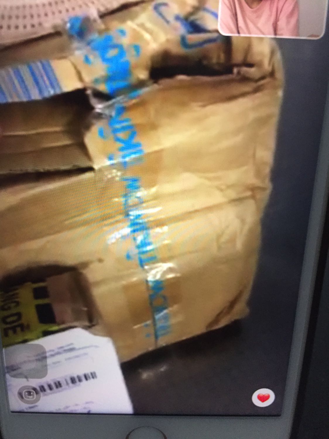 Shop chú ý cách đóng thùng hàng nhé, bị rách thò tay vô lấy hàng ra được khỏi cần khui luôn, may mà vẫn đủ hàng. Nếu bị rớt trong quá trình vận chuyển tới tay khách thiếu hàng thì phiền khách lắm ạ. Mình đặt mua giao về cho Mẹ mình, hình này là gọi video *** báo mình mình chụp lại đó ạ.
