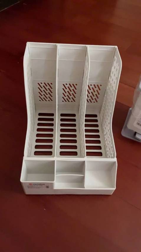 Giống kệ deli của TQ ở cty mình . Được cái kệ này của VN giá rẻ hơn , nhựa cứng cáp rất thích nha