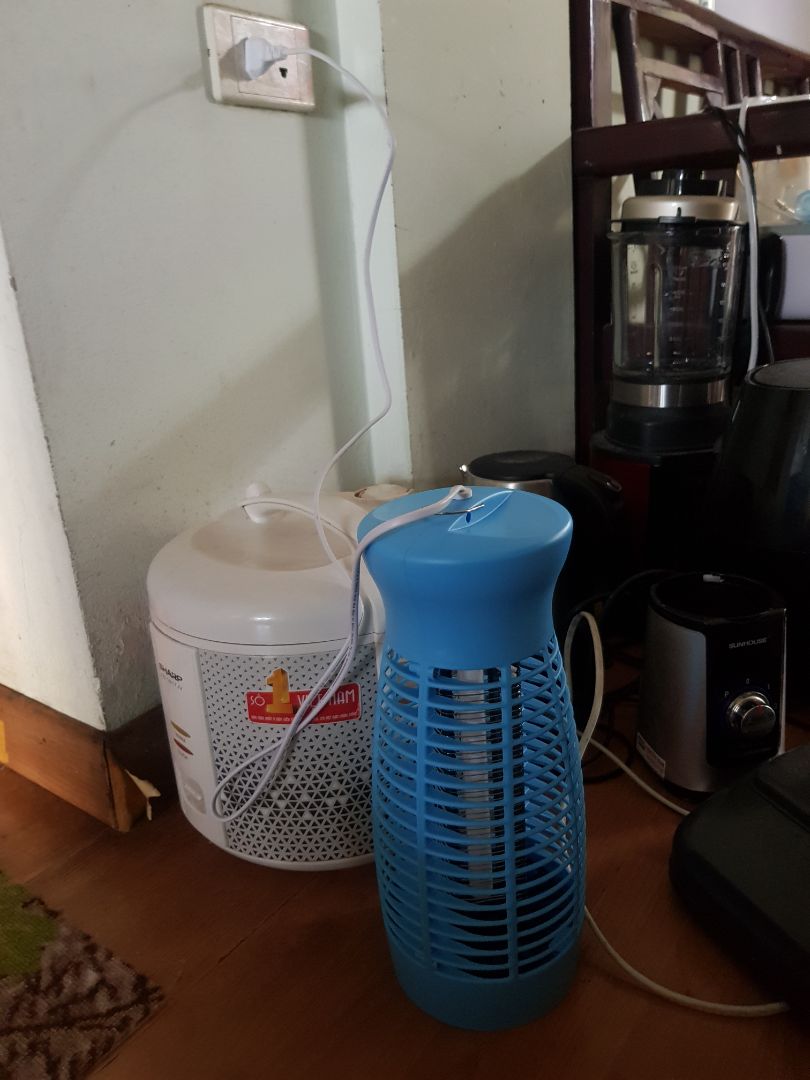 Sản phẩm đóng gói là hàng dễ vỡ nhưng khi nhận hàng thì hộp đóng gói bung bét. sản phẩm không sử dụng được, cắm điện thì đèn không sáng, tôi có gọi cho sdt của Comet thì được bảo liên hệ lại Tiki, hy vọng có câu trả lời cụ thể sớm nhất