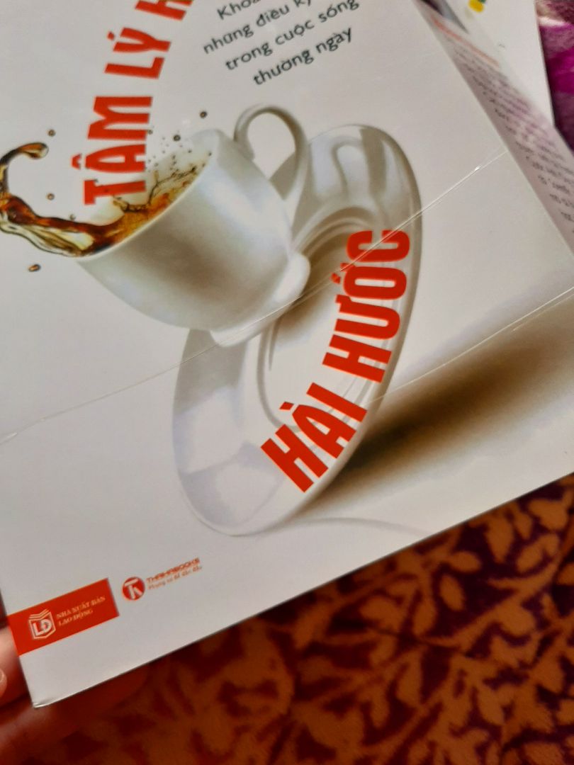 sách bọc không kĩ càng nhăn trầy xước.
Không hiểu sao chiều t2 tiki bảo là đã giao hàng thành công mà t3 mới nhận được hàng??
Hộp đựng hàng thì nhàu nát?