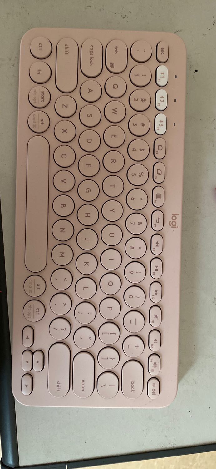 Bàn phím gõ rất thích, kết nối dễ dàng, nhanh chóng, màu xinh, hiện tại sau khi dùng được 2 ngày nói chung thì rất hài lòng