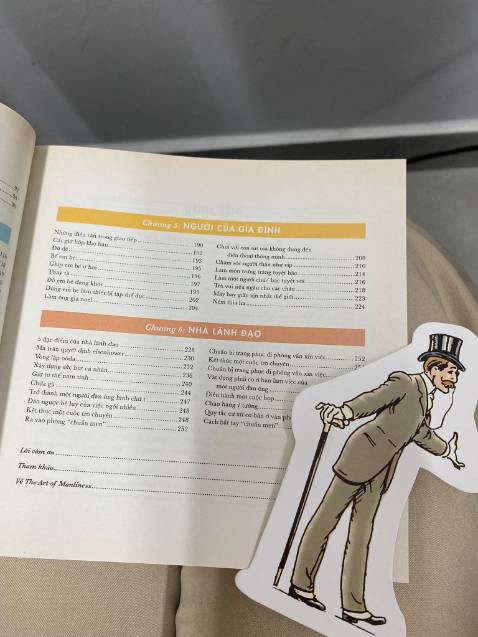 tên của cuốn sách là "Nghệ thuật nam tính" khiến mình rất tò mò nội dung vì bản thân mình cũng không hình dung được nó sẽ viết về gì. Kết quả mở ra coi thì khá ngạc nhiên, nó không viết về những điều xa xôi tạo nên sự nam tính của một bạn nam mà viết về những kỹ năng rất đơn giản thôi như: cách chơi với con nít mà không cần dùng đến điện thoại, cách phối giày với quần áo, cách quàng khăn đến cả cách sinh tồn, thoát nạn,...(sách đề cập đến khoảng hơn 120 kĩ năng khá là nhiều). Ai bảo những nội dung này nhàm chán thì mình kệ, chứ mình thấy nó rất hay và hữu ích ấy chứ. Đôi khi sự nam tính khiến bạn trở nên thu hút đến từ những điều rất nhỏ í.