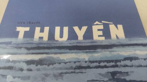“ Chúng nói về tất cả mọi thứ trừ chính câu chuyện ấy, thế là anh viết một cách cẩu thả, không có kỷ luật, trên những tờ giấy rời, trên bất cứ tờ giấy nào anh thấy được, vứt chúng khắp nơi, anh không bao giờ có thể viết một mạch, tất cả những dòng ghi chú ấy đều là những mảnh đứt gãy, nối liên với nhau bởi một sợi dây vô hình, sự tưởng tượng, niềm hối hận, nỗi phản kháng vô hình đối với số phận, dù viết về đề tài nào thì cuối cùng anh cũng lần ra ở những rải rác ấy mạch ngầm của câu chuyện cũ..” 
Trích từ tác phầm
Khác với nhiều tiểu thuyết thường có bố cục, nội dung cốt truyện  rõ ràng, “Thuyền” là những ghi chép của tác giả dựa trên những hồi tưởng từ quá khứ xen lẫn với những cảm xúc hiện tại.   Tác phẩm là tập hợp các mảnh ký ức rời rac, nhiều chỗ lộn xộn đan xe giữa hiện thực và hư ảo. Mô típ của Thuyền có lẽ khá giống với “ Nỗi buồn chiến tranh “ của Bảo Ninh hay gần đây là “Bản chất của người“ của Han Kang. Thuyền do vậy khá kén người đọc, nó có thể hấp dẫn giới phê bình với nhiều nội dung giàu triết lý nhân sinh cùng những thủ pháp nghệ thuật khá mới mẻ, nhưng với người đọc bình dân tò mò về những sự kiện lịch sử sống động, ngõ hầu muốn chia sẻ cảm xúc về những câu chuyện bi thương thì có lẽ nó chưa đạt được như kỳ vọng.