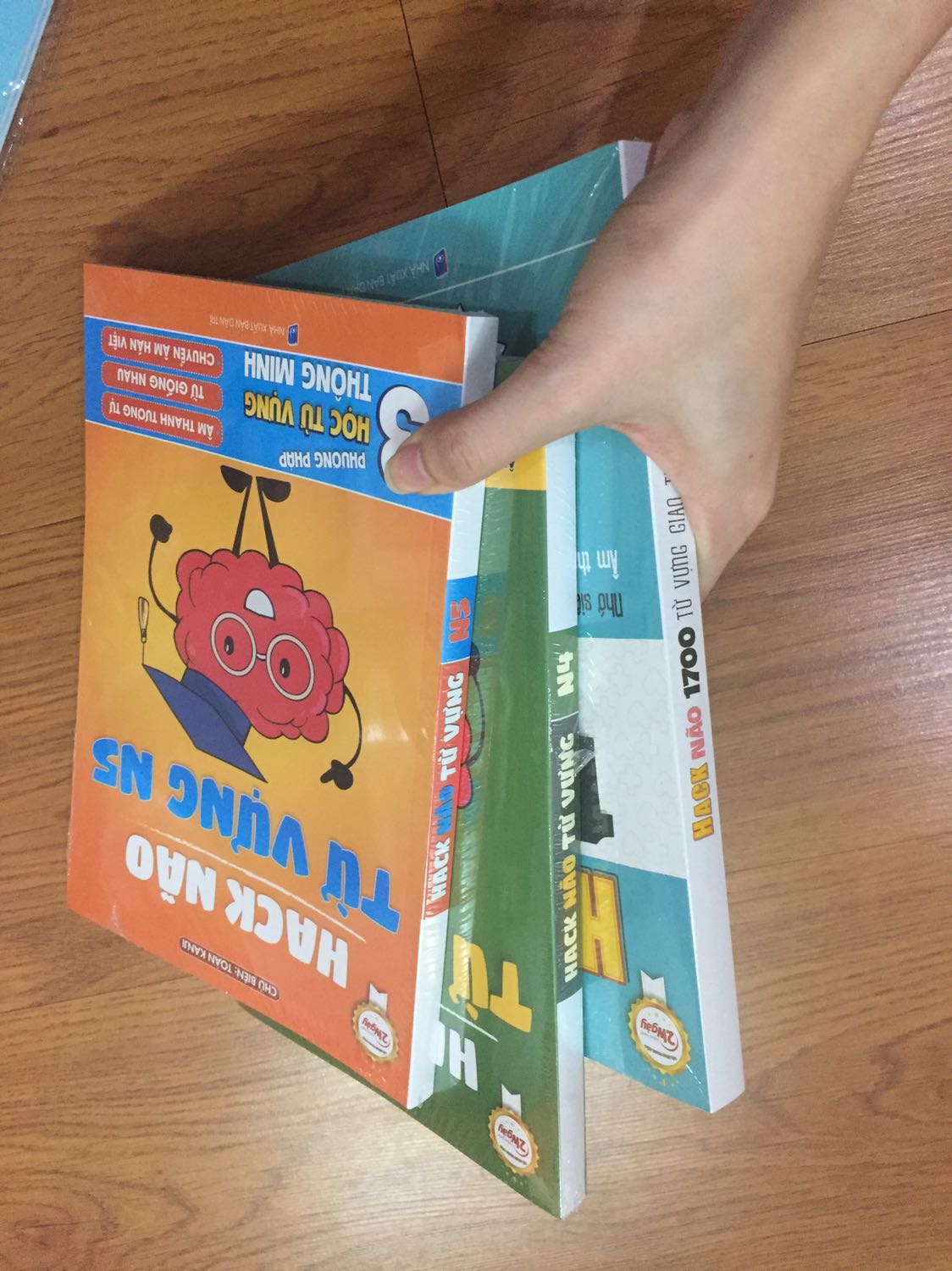 Vừa mới nhận được nguyên hộp sách luôn. Cả hộp chắc khoảng hơn 3kg quá mà đóng gói chắc chắn. Sách siêu xịn, nội dung xem qua khá hay. K nghĩ mua 3 cuốn mà được tặng quá trời quà kèm theo. Nói chung khá ưng về sản phẩm của shop. Cảm ơn shop nhiều ạ. Mình sẽ ủng hô tiếp ?