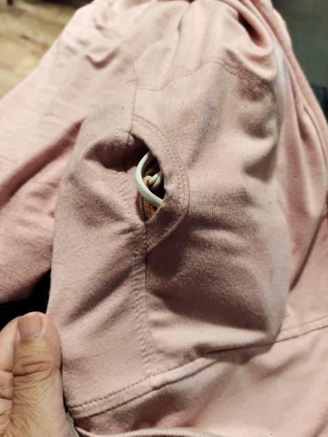 Màu sắc được nhưng nhanh dơ, áo đừng nhét gì vào túi thì còn trông được, nhét nhiều là phình ra nhìn hơi luộm thuộm. Cái được nhất là vải mát, chống nắng khá hiệu quả, thoáng không làm toát mồ hôi. Đang mặc áo Uniqlo form đẹp nhưng vải bí quá,vã mồ hôi ướt lưng. Đành hy sinh cái đẹp để đổi lấy cái thoải mái. Mà giá còn rẻ bằng 25% Uniqlo nữa,đáng mua.