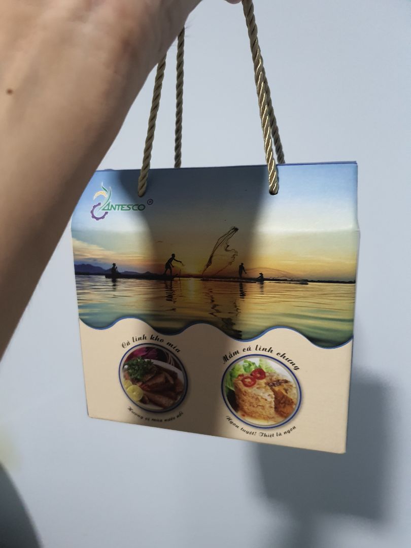 Thùng thiết kế đẹp. Thịt cá linh mềm vừa ăn.