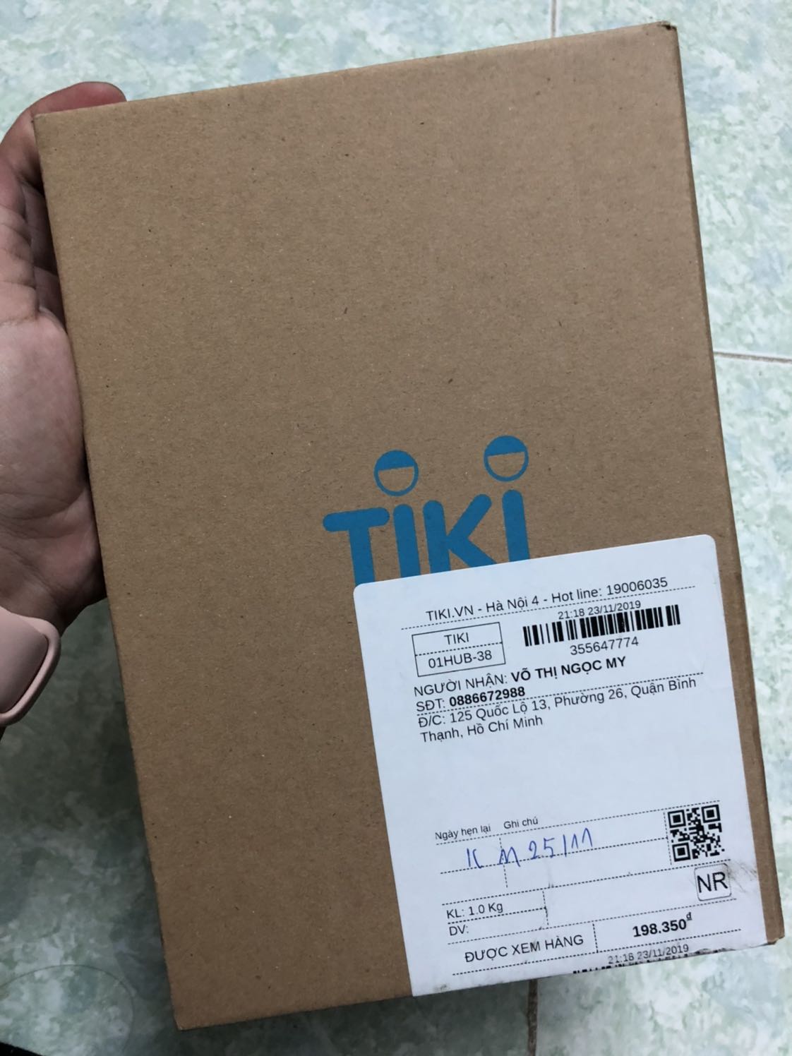 Trong các quyển em mua trước giờ thì đây là quyển bọc Bookcare tệ nhất.
Bọc không ôm sát sách, mở sách ra thì miếng bọc dường như muốn rời ra khỏi sách luôn
Bị thất vọng Bookcare, không như mong muốn!!!!
Còn về sách thì đẹp, không điểm trừ nào
Đóng gói cẩn thận, đẹp