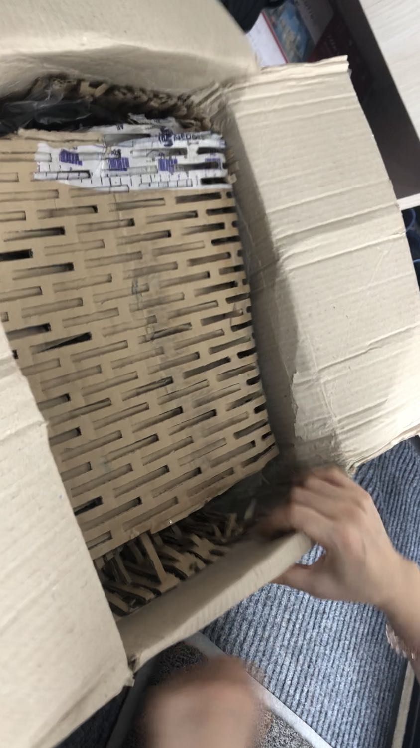 Đóng gói cực kỳ ẩu, mình đã lựa chọn shop của hãng: Tefal Offical với mong muốn mua được sản phẩm chính hãng, sản phẩm tốt, chất lượng dịch vụ tốt. Nhưng khi nhận được thì quá thất vọng. 
Sản phẩm có vết trầy trên mép như trong ảnh.
Mình muốn trả lại hàng.