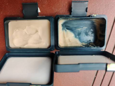 90% là fake. Đây là lọ sáp mới và cũ của mình nhìn mắt thường cũng thấy sáp nhạt màu hơn. Sáp mới mua của shop vuốt lên rất khô tóc như sáp rẻ tiền và mùi hoá học ko tự nhiên như lọ sáp cũ. Lần đầu tiên đặt hàng tiki gặp phải hàng fake 😢