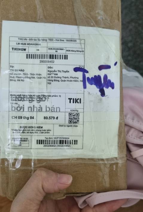 Mua và thanh toán 3 sản phẩm: 2 khẩu trang+ kẹp phồng tóc mái,  nhưng chỉ nhận được 1 khẩu trang. Lúc nhận tôi đang vội và tin tưởng nên ko mở ra kiểm.