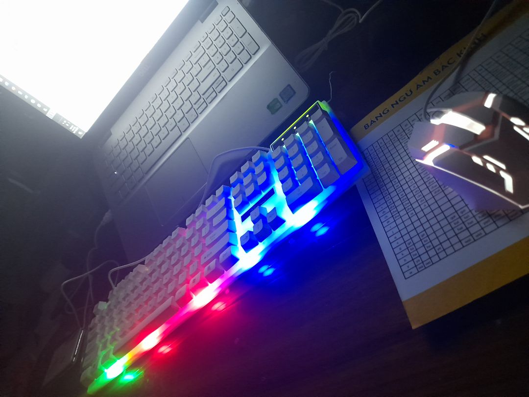 với mức giá này sở hữu bàn phím như này cũng okay, mà số trên bàn phím là dán, mới đầu tưởng khắc lên. Nhưng giá rẻ thật.