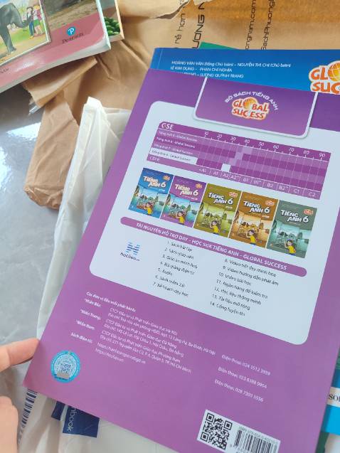 Sách đóng gói sơ sài quá, bỏ tất cả vào túi bóng + giấy bọc rồi quấn thêm lớp bọc. Không bọc bìa từng cuốn