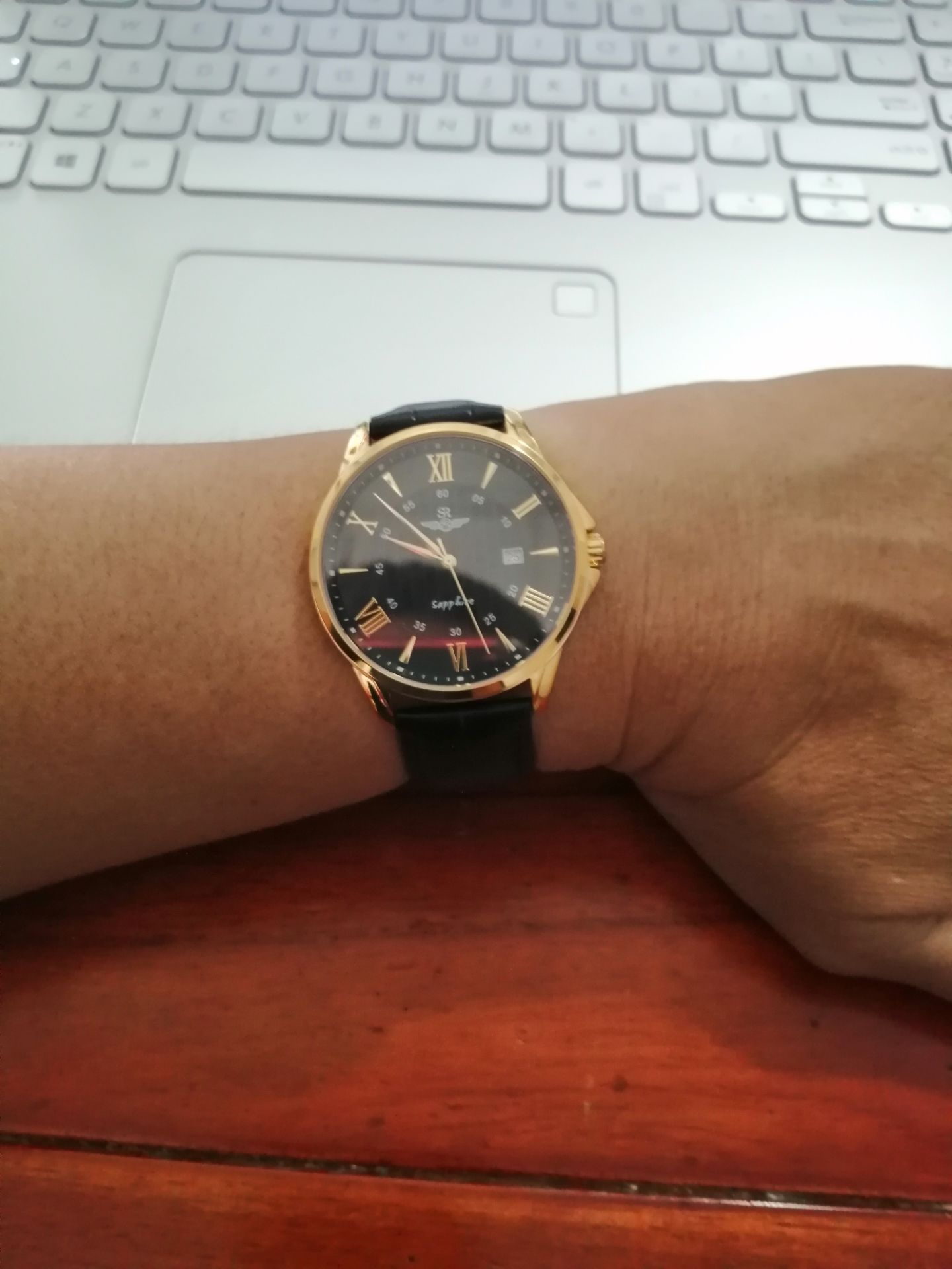 Đồng hồ đẹp, giao hàng trước thời gian dự kiến, rửa tay, tắm rửa 3  đến 4 lần nhưng chưa thấy vào nước.