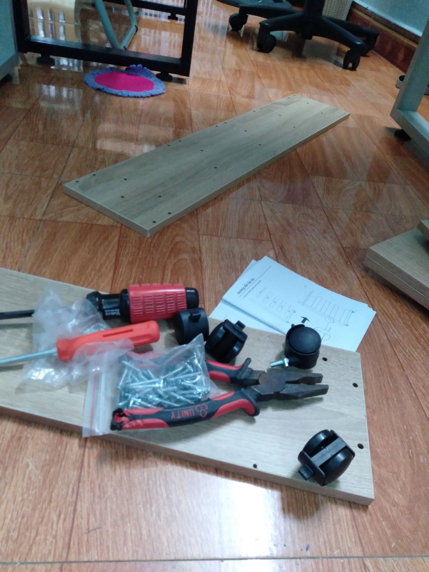 Ráp xong rồi, review đây, kệ đẹp, hơi mỏng không để sách khổ to giáo trình được. , giúp sắp xếp sách trẻ em gọn gàng hơn.