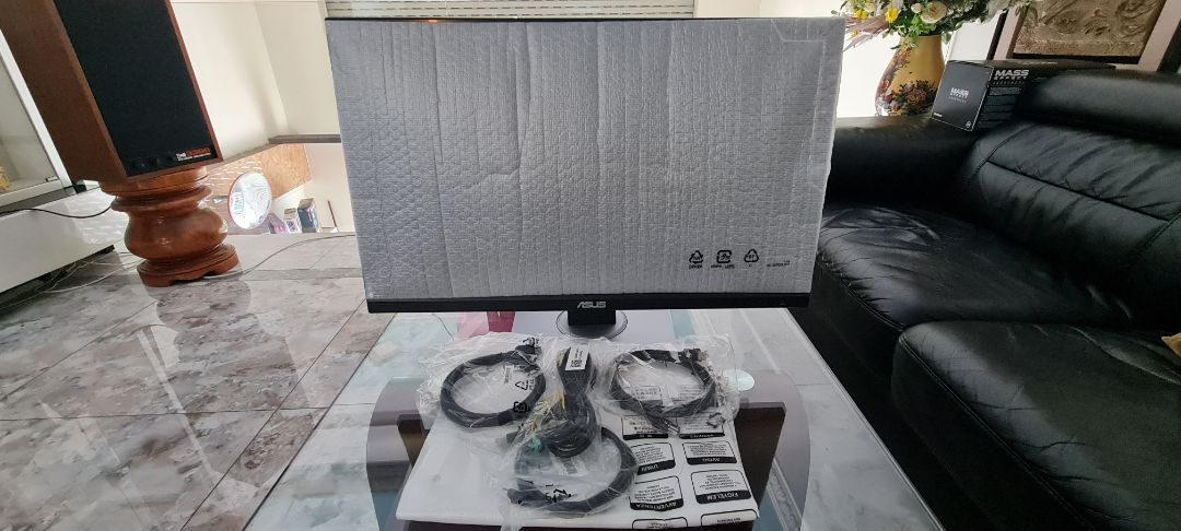 Tặng nhiều hệ dây cắm nguồn, đủ dây displayport, HDMI, dây Hub, chắc chắn, rõ nét sáng. Mua cái thứ hai. Tuyệt