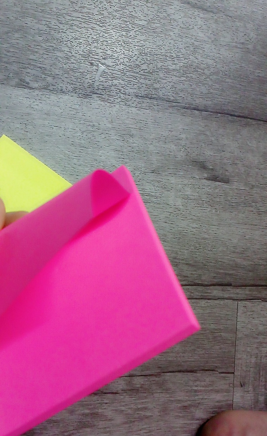 Tiki giao hàng siêu nhanh nhé, đóng gói siêu cẩn thận như trước giờ vẫn thế cảm ơn ship nhiều ah!
Hàng ok miễn chê, giấy khá dày dặn, à có điều độ dính vừa phải, ncl ổn đó,