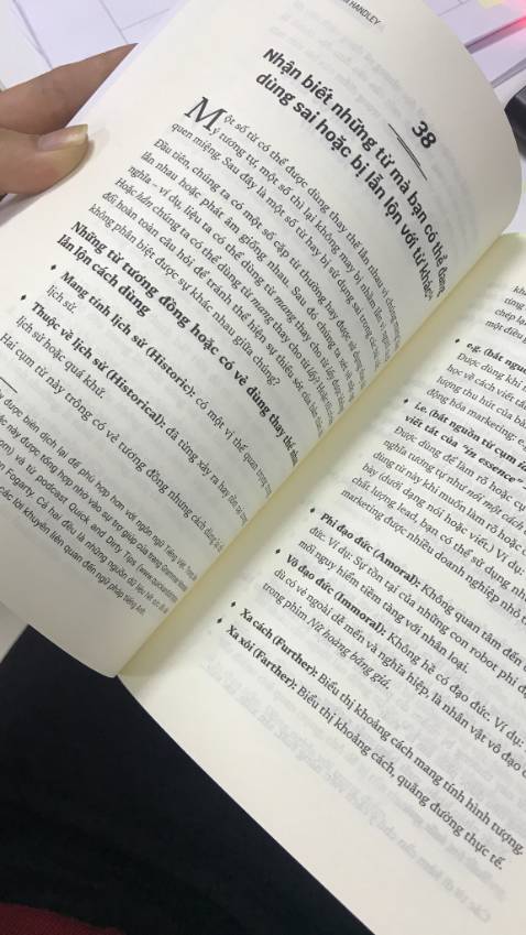 Sách giao nhanh mà đẹp lắm ạ, có màng co bảo vệ chắc chắn, sách giày in giấy đẹp. 
Nội dung dễ đọc, phù hợp với nhiều đối tượng. Sách cung cấp các kiến thức cũng như các bí kíp để sản xuất ra những content vừa chất lượng vừa tối ưu. Bên cạnh đó có những chỉ dẫn rất chi tiết từ việc đi tìm nguồn cảm hứng, phương hướng giải quyết khi cạn kiệt ý tưởng, cho đến phải viết cũng như chỉnh sửa ra sao để tối ưu được nội dung viết. 
Nói chung sách hay, mọi người nên đọc ạ!