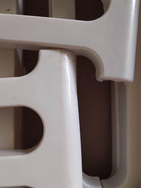 Kệ bẩn giống như đã qua sử dụng.