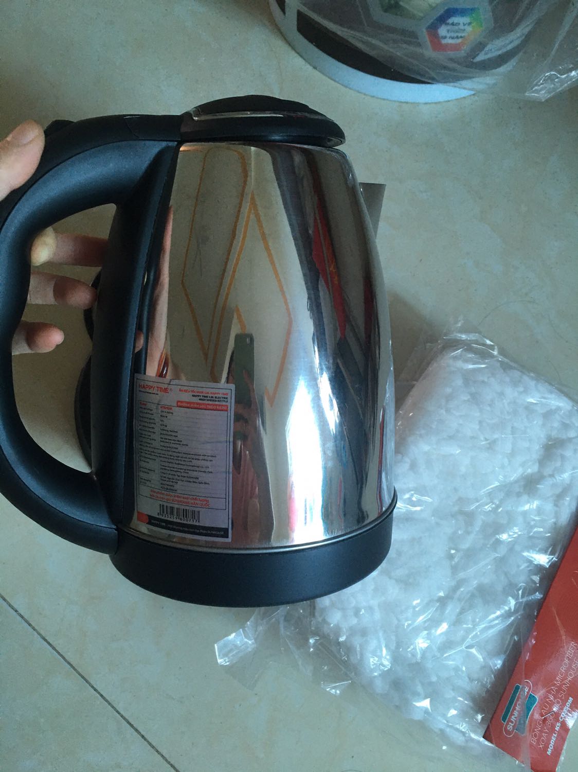 Tiki giao hàng nhanh! Mình mua đồ của Sunhouse nhiều rồi! Giá cạnh tranh, mẫu mã đẹp, giao nhanh! Mê khoản này!
   Ấm đẹp, sáng bóng. Mới nên hơi có mùi nhựa nhẹ! Mình cắm thử 1 ít nước và bỏ đi thì thấy đỡ mùi hơn nhiều! Cắm 1 ấm đầy 1.8 lít mất 6 phút thì sôi nhé mọi người! 
   Nắp mở cảm giác nhẹ nhàng là được ! Nói chung ổn! Độ bền thì dùng 1 thời gian nữa mới biết được nè! Mà đồ của Sunhouse chắc ok! Hì