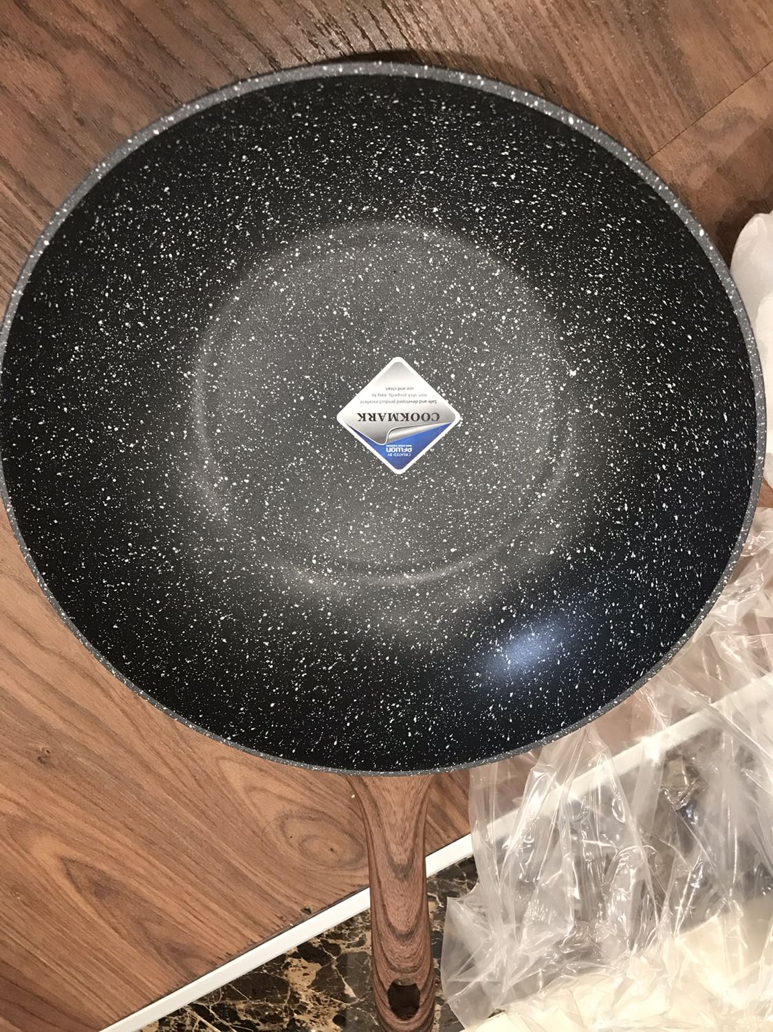 Tiki giao nhạn. Sản phẩm chính hãng. Giá giảm 50%. Chảo to, cầm nặng tay, chống dính tốt. Nhưng dùng với bếp từ đơn lock and lock thì có lúc k nhận, đáy từ k nhạy lắm.