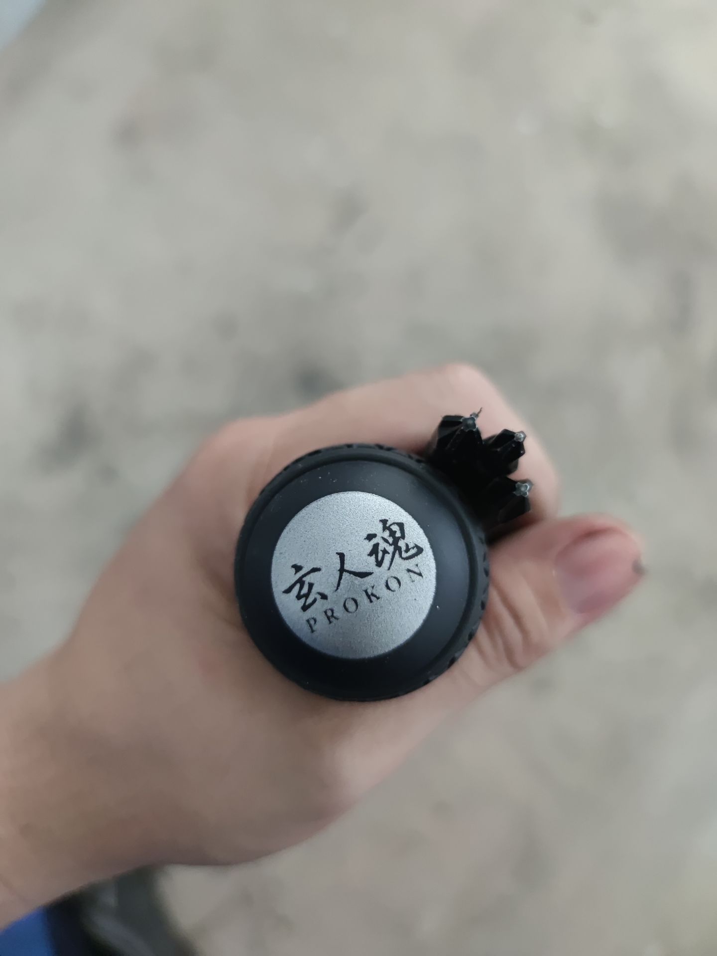 Sản phẩm chất lượng, cầm nặng tay. Cán có bọc cao su khi sử dụng bám tay lắm. Bộ này nhiều đầu vít nên tiện dụng lắm. Mức giá kèm chất lượng như này xứng đáng để sở hữu lắm