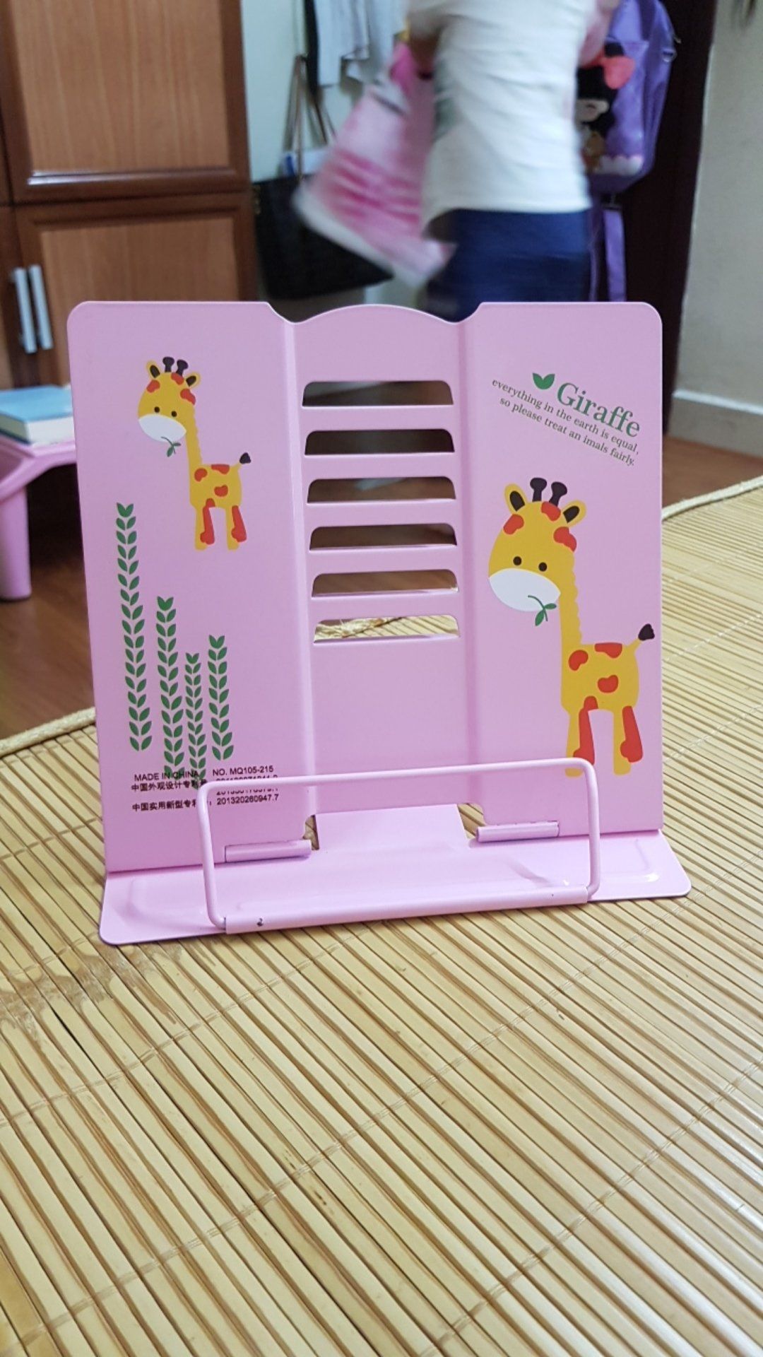 kệ hơi nhỏ nhưng mà cũng vừa quyển sách , rất là tiện dụng, shop giao nhanh