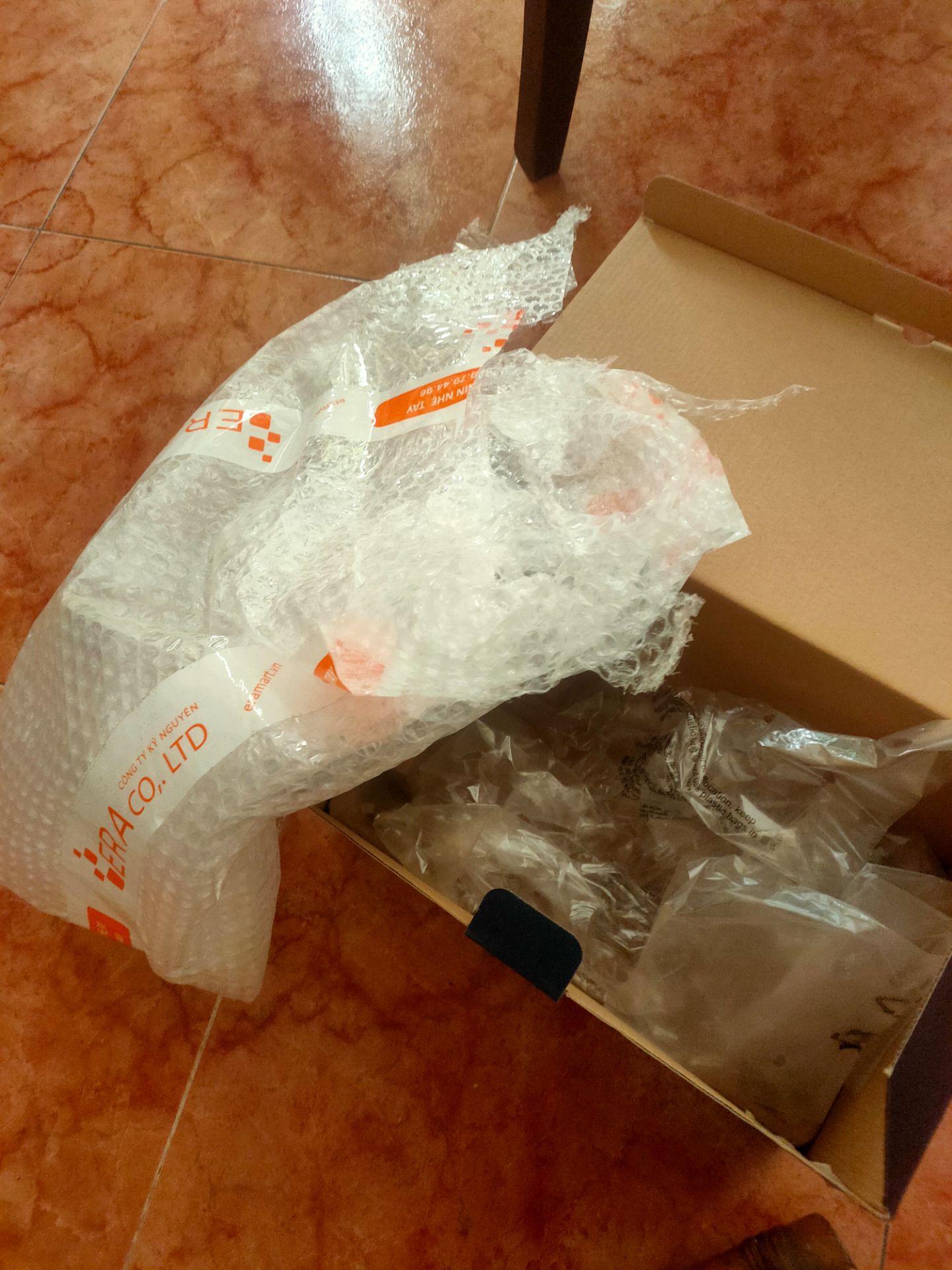 Giao hàng hơi lâu do giao trong mùa dịch. Sản phẩm được đóng gói cẩn thận và kỹ càng, đóng gói mấy lớp. Máy rất nhẹ. Về sử dụng thì khá ổn, chỉ vệ sinh hơi khó