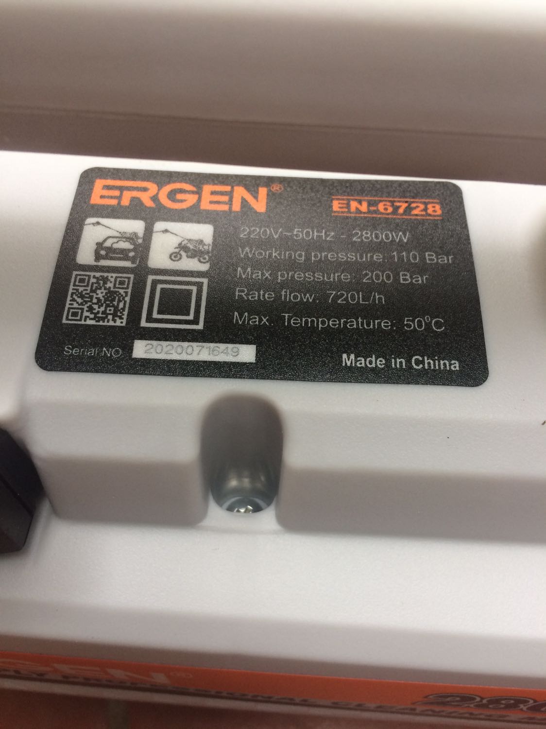 Máy rất gọn, chạy êm, dây phun dài, cầm chắc tay, áp lực rất lớn. 
Điểm trừ
- tìm mãi trong hộp ko có tem chống hàng giả để lấy mã nhắn tin. Shop vui lòng hướng dẫn. 
- ko thấy tài liệu hướng dẫn lắp đặt cụ thể. Có thể mày mò tự lắp để phun xịt bình thường. Nhưng đến chỗ bình đựng chất tẩy rửa thì chịu.