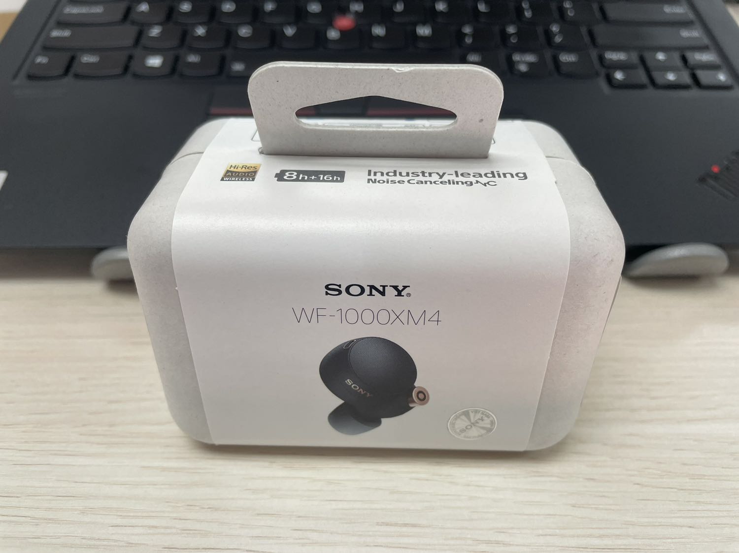 Mình dùng ip12, airpord 2 hư nên định mua aipord 3/pro hoặc con nào đó, tham khảo mấy đồng nghiệp thấy cùng thời điểm nhưng dùng sony XM3 vẫn còn ngon, trong khi ap2 vs ap pro của đồng nghiệp khác đều hư tai nghe trái.

XM4 kết nối thông minh, có auto check pin mỗi khi kết nối, kết nối tốt với ip. Chất âm xịn, mình nghe đủ loại nhạc, thường là pop thấy ok hơn ap2. Khả năng chống ồn tốt.