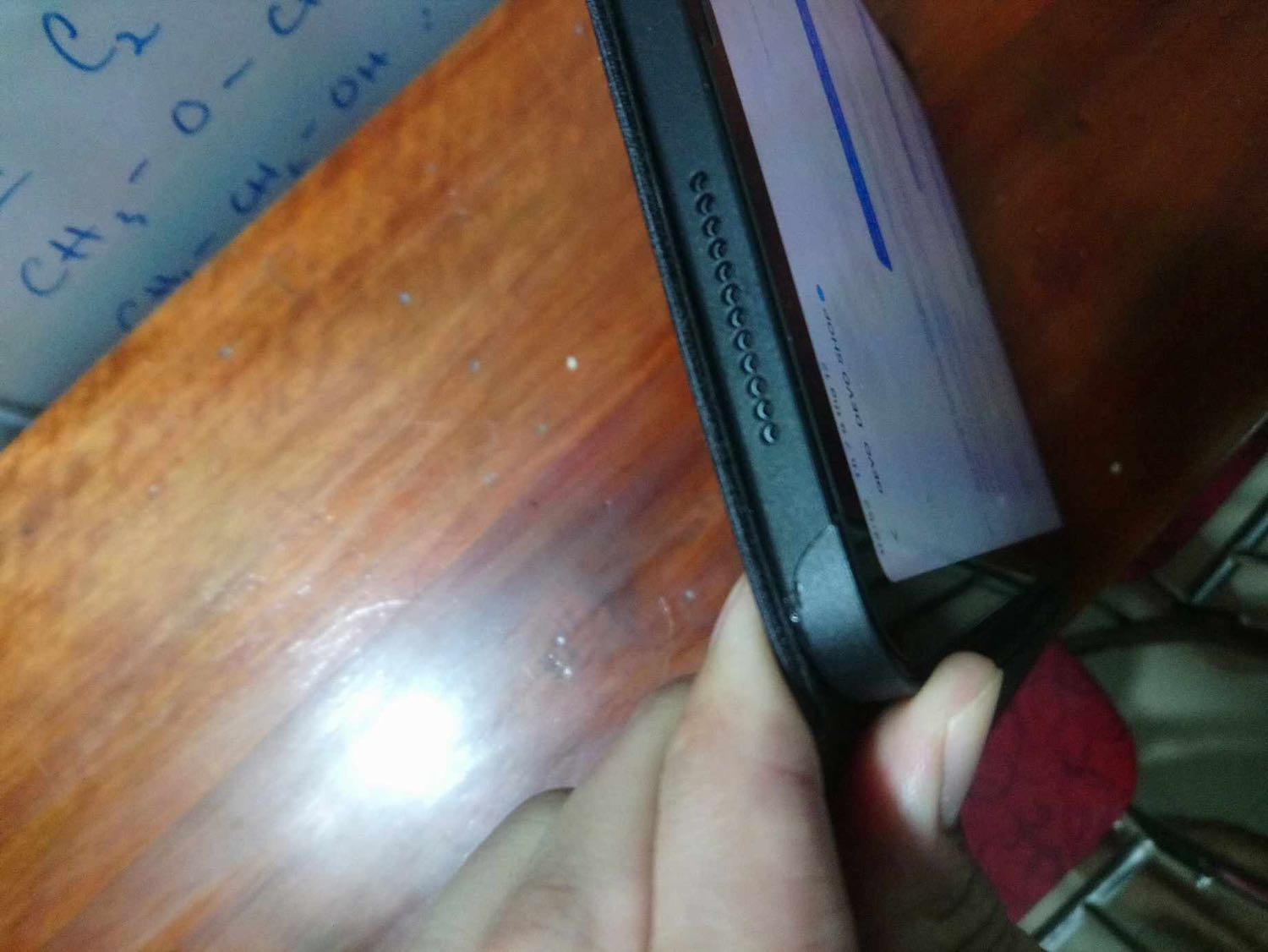 QUÁ KÉM ! Dùng mới được 1 tuần thì nứt tùm lum, 600k rất không đáng đồng tiền , vì giao hàng nhanh nên mới cho 5 sao , nhắn tin khiếu nại thì im luôn .